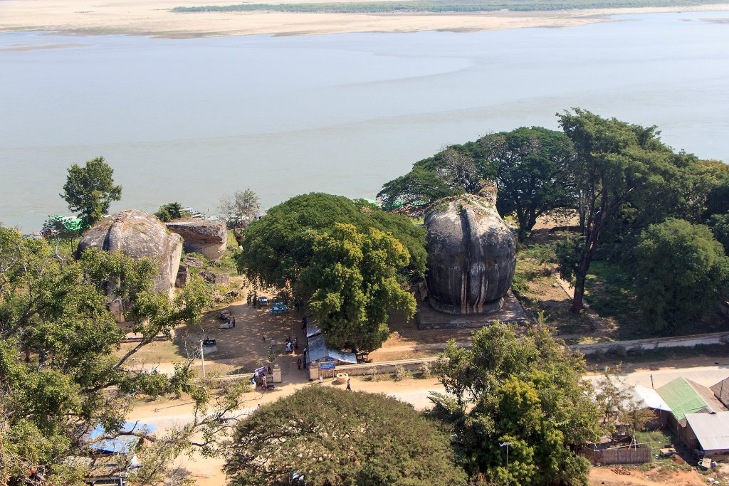 08-On the top of the Pa Hto Taw Gyi Pagoda.jpg